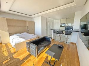 Кухня или мини-кухня в CARIATIDES STUDIO - PROMENADE HOLIDAY
