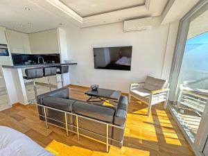 Кухня или мини-кухня в CARIATIDES STUDIO - PROMENADE HOLIDAY
