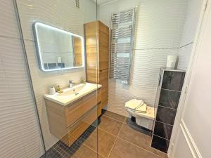Ванная комната в CARIATIDES STUDIO - PROMENADE HOLIDAY +14 фотографий