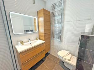 Ванная комната в CARIATIDES STUDIO - PROMENADE HOLIDAY