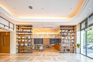 Knihovna v hotelu + 37 fotografií