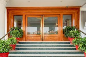 Facaden eller indgangen til Super Townhouse Subhash Nagar Formerly Royal Palazzo