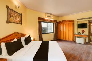 En eller flere senge i et værelse på Super Townhouse Subhash Nagar Formerly Royal Palazzo