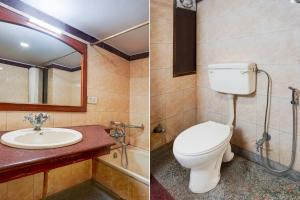 Et badeværelse på Super Townhouse Subhash Nagar Formerly Royal Palazzo