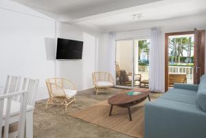 TV a/nebo společenská místnost v ubytování KITE BEACH HOTEL Oceanfront Apartments