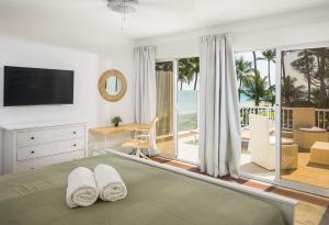 TV a/nebo společenská místnost v ubytování KITE BEACH HOTEL Oceanfront Apartments