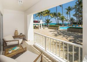 Bazén v ubytování KITE BEACH HOTEL Oceanfront Apartments nebo v jeho okolí