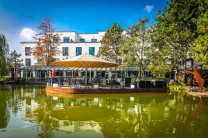 カンプ・リントフォルトにあるWellings Parkhotelの傘を掛けた船