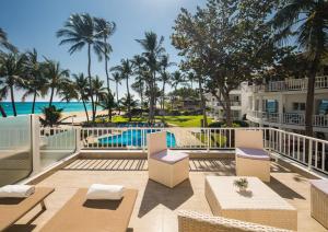 Bazén v ubytování KITE BEACH HOTEL Oceanfront Apartments nebo v jeho okolí