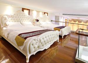 1 dormitorio con 2 camas blancas grandes y ventana en Guangzhou Ba Dun Hotel - Beijing Road, en Guangzhou
