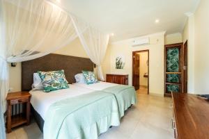 Postel nebo postele na pokoji v ubytování Victoria Falls Oasis