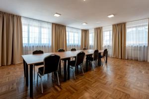 a conference room with a long table and chairs at Gwiazda Tatr - ośrodek rekolekcyjno - wypoczynkowy in Zakopane