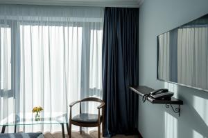 Ani Forest Hills Hotel and Resort, Dilijan的电视和/或娱乐中心