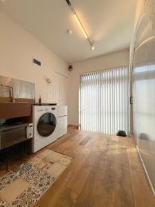 a kitchen with a washer and dryer in a room at Aloha Green aa in Busan