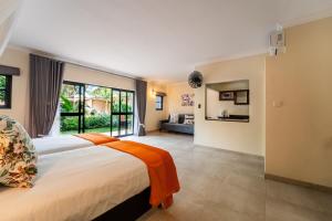 Postel nebo postele na pokoji v ubytování Victoria Falls Oasis