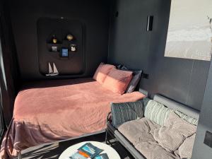 Postel nebo postele na pokoji v ubytování TinyFloat Andijk