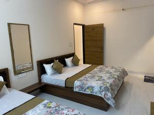 Postel nebo postele na pokoji v ubytování Hotel Banshi Wala - Best Hotel in Khatu Shyam ji Near Khatu shyam ji Tample