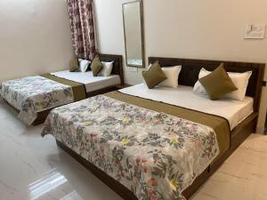 Postel nebo postele na pokoji v ubytování Hotel Banshi Wala - Best Hotel in Khatu Shyam ji Near Khatu shyam ji Tample