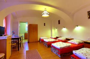 Cette chambre comprend 4 lits avec une table et des chaises. dans l'établissement Ranczo u Jana, à Stronie Śląskie