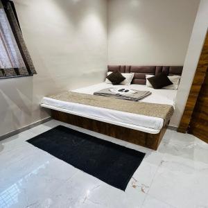 Postel nebo postele na pokoji v ubytování Hotel Pragati Inn