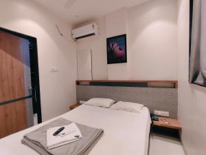 Postel nebo postele na pokoji v ubytování Hotel Pragati Inn