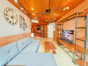 Fotografie z fotogalerie ubytování Stylish 3BR Rasuna Apt with Pool, Gym,Wi-Fi, Netflix by 2ndHome v destinaci Jakarta