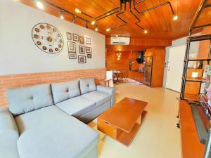 Fotografie z fotogalerie ubytování Stylish 3BR Rasuna Apt with Pool, Gym,Wi-Fi, Netflix by 2ndHome v destinaci Jakarta