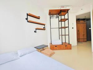 Fotografie z fotogalerie ubytování Stylish 3BR Rasuna Apt with Pool, Gym,Wi-Fi, Netflix by 2ndHome v destinaci Jakarta