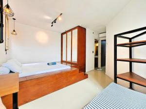 Fotografie z fotogalerie ubytování Stylish 3BR Rasuna Apt with Pool, Gym,Wi-Fi, Netflix by 2ndHome v destinaci Jakarta