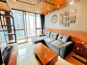 Fotografie z fotogalerie ubytování Stylish 3BR Rasuna Apt with Pool, Gym,Wi-Fi, Netflix by 2ndHome v destinaci Jakarta