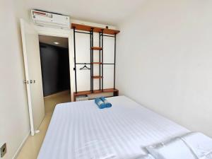 Fotografie z fotogalerie ubytování Stylish 3BR Rasuna Apt with Pool, Gym,Wi-Fi, Netflix by 2ndHome v destinaci Jakarta