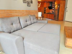 Fotografie z fotogalerie ubytování Stylish 3BR Rasuna Apt with Pool, Gym,Wi-Fi, Netflix by 2ndHome v destinaci Jakarta