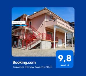 Apartman Ana Zadar - FAMILY FRIENDLY APARTMENT في زادار: منزل امامه درج