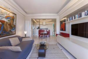 Televízia a/alebo spoločenská miestnosť v ubytovaní Palais Miramar Suite Art Modern - Derniere étages Vue Mer - 75m de confort - En Face des Plages -WIFI - Clim