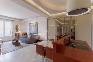 Posedenie v ubytovaní Palais Miramar Suite Art Modern - Derniere étages Vue Mer - 75m de confort - En Face des Plages -WIFI - Clim