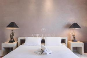 Posteľ alebo postele v izbe v ubytovaní Palais Miramar Suite Art Modern - Derniere étages Vue Mer - 75m de confort - En Face des Plages -WIFI - Clim