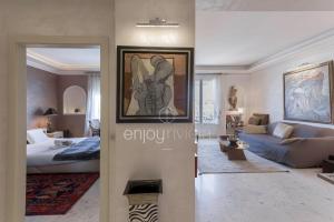 Posteľ alebo postele v izbe v ubytovaní Palais Miramar Suite Art Modern - Derniere étages Vue Mer - 75m de confort - En Face des Plages -WIFI - Clim