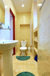 un bagno con wc, lavandino e doccia di Ranczo u Jana a Stronie Śląskie