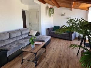Posedenie v ubytovaní Le Bocage gîte 90m2 chaleureux à 4 min du Puy du Fou