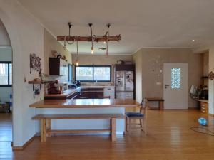 Η κουζίνα ή μικρή κουζίνα στο גן עדן באופק - הבית!