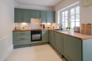 Kuchyň nebo kuchyňský kout v ubytování KAOLIN Splendid Cornwall Home By StayStaycations