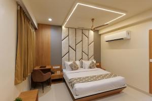 una camera da letto con un letto e una scrivania in una stanza di Hotel Mahadev Villa Elite a Jaipur Altre 82 foto