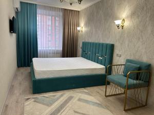 Postel nebo postele na pokoji v ubytování Люкс квартира гостиничного типа центр города Жана Кала