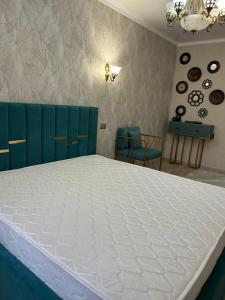 Postel nebo postele na pokoji v ubytování Люкс квартира гостиничного типа центр города Жана Кала