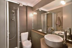 アテネにあるVilla Oliviaのトイレと洗面台付きのバスルーム +42枚の写真