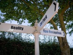 カンタベリーにあるTOR Roomsの信頼性の高い通りとスパのフロントの表示