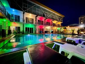 Bazén v ubytování Anantra Pattaya Resort nebo v jeho okolí