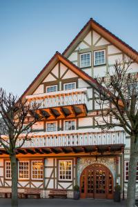 a large building with a balcony on top of it at Der Kronprinz in Fuhrbach