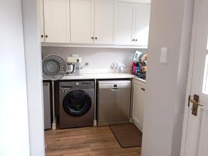 Η κουζίνα ή μικρή κουζίνα στο HomeAway Self Catering Accommodation