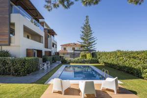 Bazén v ubytovaní Luxury Villa Near The Sea Meliti Luxury Villa alebo v jeho blízkosti